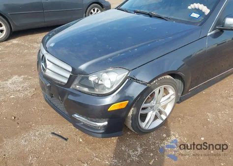 2013 Mercedes-Benz C 250 Sport z USA, uszkodzony, nr VIN WDDGF4HB1DG083385